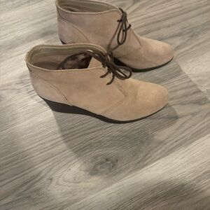 Crocs Boots Women’s Dual Comfort Leigh beige wedge boots size 6.5